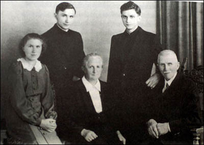 I giovani sacerdoti Georg e Joseph Ratzinger con le famiglia nel 1951.